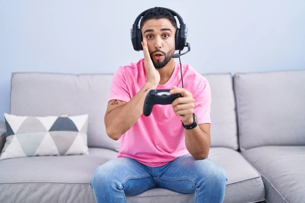 Jovem Hispânico Jogando Videogame Segurando Controlador Sentado Sofá Com Medo — Fotografia de Stock