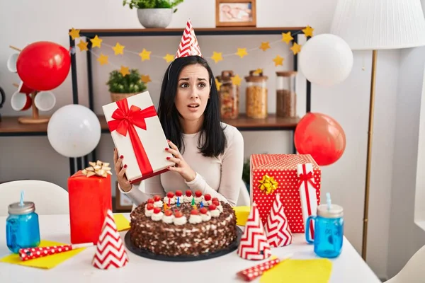 Hispanische Frau Feiert Geburtstag Mit Kuchen Mit Geschenk Ahnungslos Und — Stockfoto