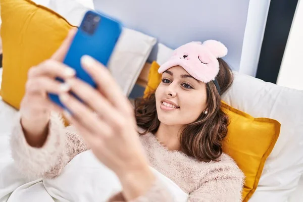 Young Beautiful Hispanic Woman Wearing Sleep Mask Make Selfie Smartphone — Φωτογραφία Αρχείου