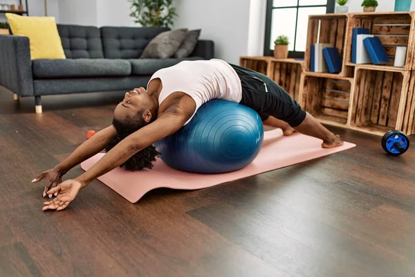 Afroamerikanerin Trainiert Bauchmuskeltraining Mit Fitnessball Hause — Stockfoto
