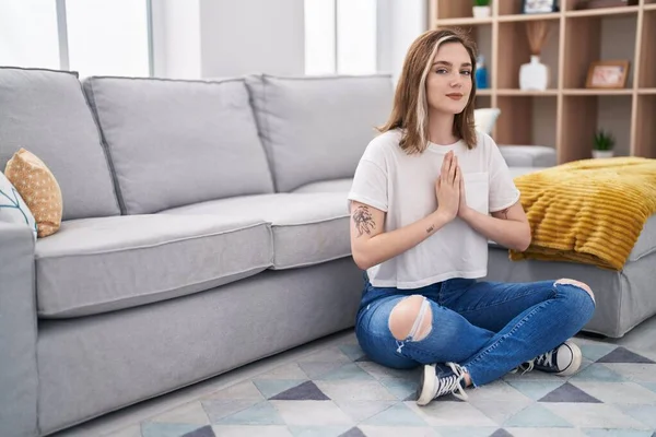 Jonge Vrouw Doet Yoga Oefening Zitten Vloer Thuis — Stockfoto