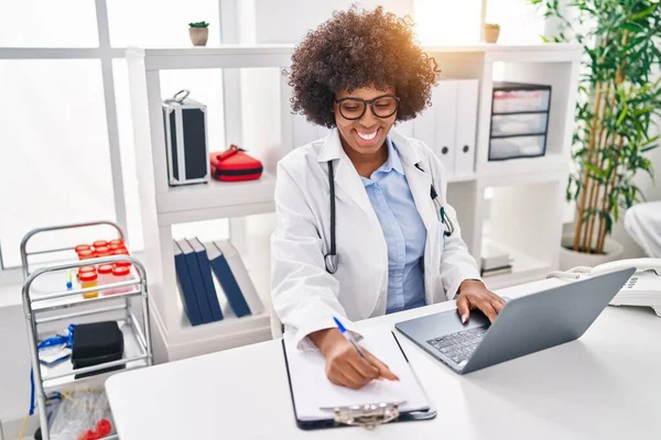African American Woman Doctor Using Laptop Writing Clipboard Clinic — Photo
