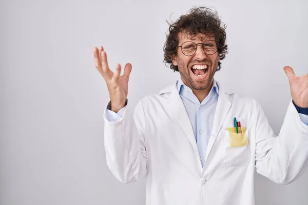 Doktor Üniforması Giyen Spanyol Genç Adam Başarının Çılgınlığını Kollarını Kaldırarak — Stok fotoğraf