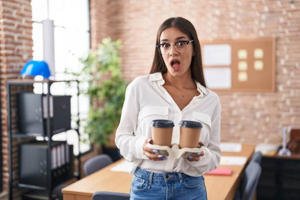 Jovem Morena Que Trabalha Escritório Segurando Tirar Café Com Medo — Fotografia de Stock