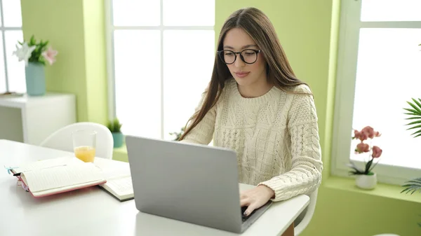 Young Beautiful Hispanic Woman Student Using Laptop Studying Home — Stok fotoğraf