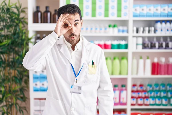 Homem Hispânico Bonito Trabalhando Farmácia Farmácia Fazendo Gesto Chocado Com — Fotografia de Stock