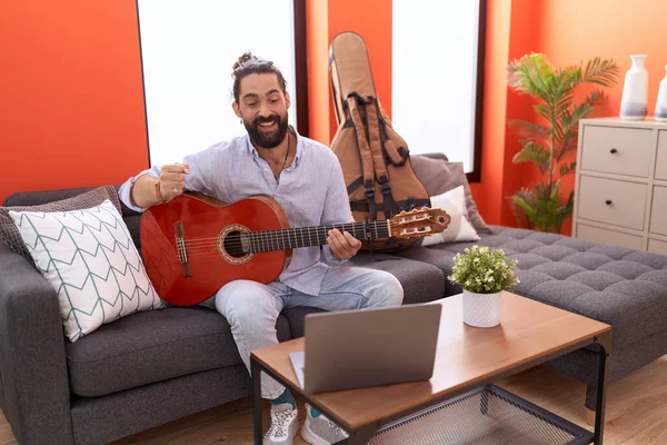 Homem Hispânico Com Barba Tocando Guitarra Clássica Casa Gritando Orgulhoso — Fotografia de Stock