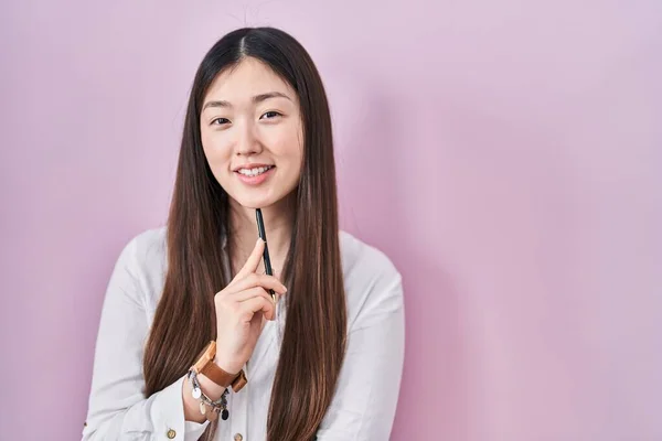 Chinese Jonge Vrouw Met Potlood Roze Achtergrond Glimlachend Met Een — Stockfoto