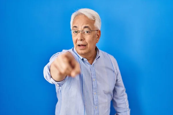 Homem Sênior Hispânico Usando Óculos Apontando Com Dedo Surpreso Frente — Fotografia de Stock