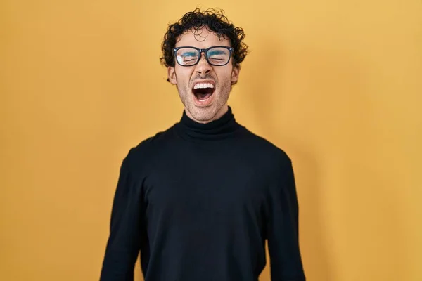 Hispanic Man Standing Yellow Background Angry Mad Screaming Frustrated Furious — Stock fotografie