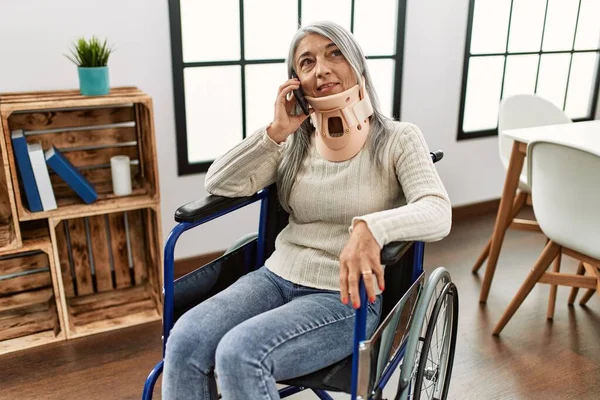 Mujer Pelo Gris Mediana Edad Hablando Teléfono Inteligente Sentado Silla — Foto de Stock
