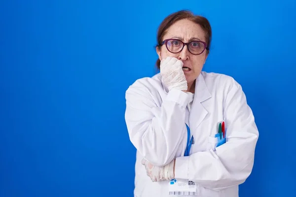 Donna Anziana Con Gli Occhiali Indossa Uniforme Scienziato Cercando Stressato — Foto Stock