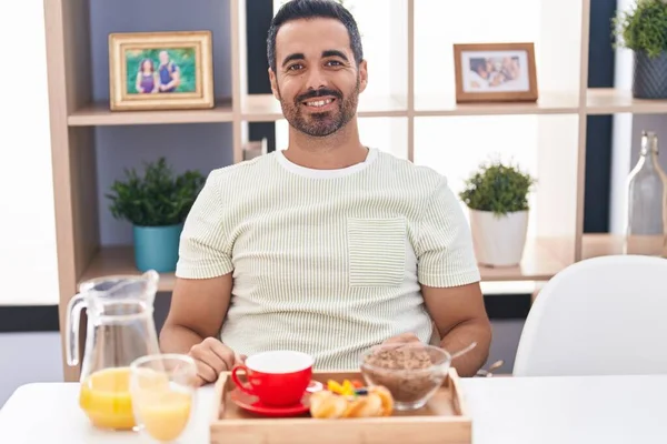 Hombre Hispano Con Barba Desayunando Con Una Sonrisa Alegre Fresca — Foto de Stock