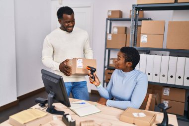 Erkek ve kadın ecommerce iş çalışanları ofiste paket tarama