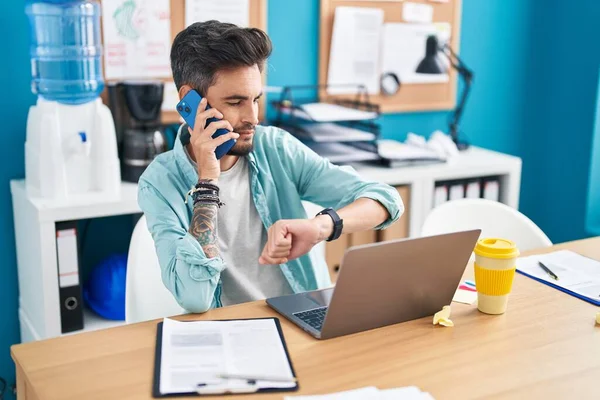 Genç Spanyol Adamı Akıllı Telefondan Konuşuyor Ofise Bakıyor — Stok fotoğraf