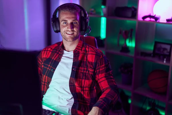 Young Caucasian Man Streamer Playing Video Game Using Computer Gaming — Stock Photo, Image
