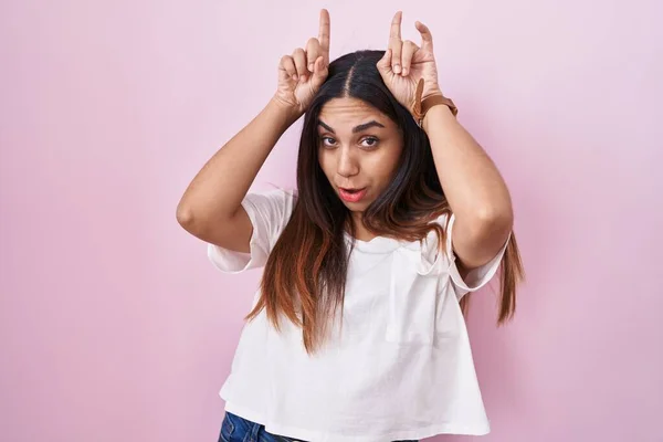 Young Arab Woman Standing Pink Background Doing Funny Gesture Finger — Stock Photo, Image