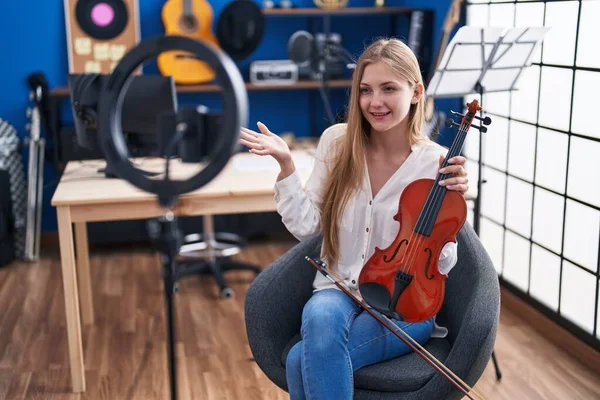 Young Caucasian Woman Musician Having Online Violin Lesson Music Studio — Zdjęcie stockowe