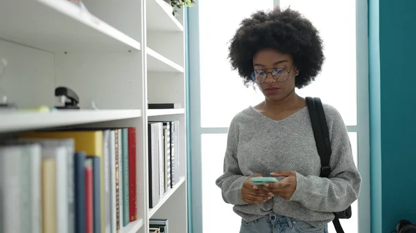 African American Woman Student Using Smartphone Library University —  Fotos de Stock