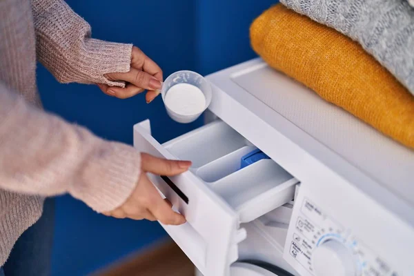 Çamaşır Odasında Çamaşır Makinesine Deterjan Döken Genç Bir Kadın — Stok fotoğraf