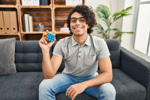 Homem Hispânico Com Cabelo Encaracolado Jogando Colorido Jogo Inteligência Cubo — Fotografia de Stock