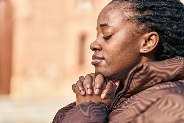 African American Woman Praying Closed Eyes Street — Foto Stock