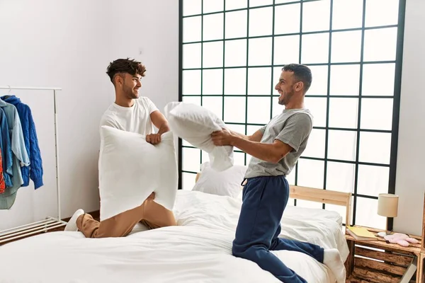 Zwei Hispanische Männer Lächeln Selbstbewusst Und Kämpfen Mit Kissen Schlafzimmer — Stockfoto