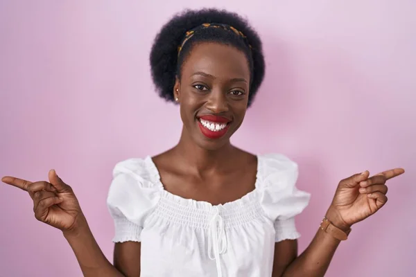 Afrikaanse Vrouw Met Krullend Haar Staande Roze Achtergrond Glimlachend Vol — Stockfoto
