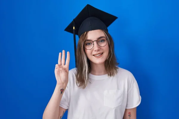 Blonde Kaukasische Frau Mit Diplommütze Die Mit Finger Nummer Drei — Stockfoto