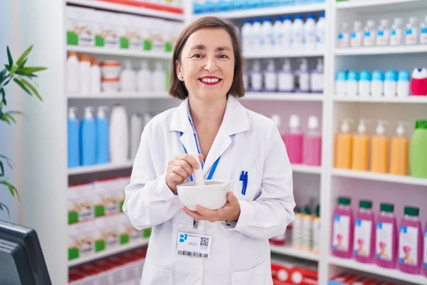 Kobieta Średnim Wieku Farmaceuta Uśmiechnięty Pewnie Zrobić Mieszankę Aptece — Zdjęcie stockowe
