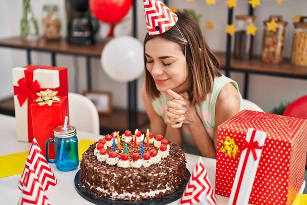 Young Beautiful Hispanic Woman Celebrating Birthday Sitting Table Home — Foto de Stock