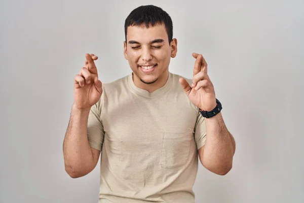 Joven Árabe Vistiendo Camiseta Casual Haciendo Gestos Con Dedo Cruzados — Foto de Stock