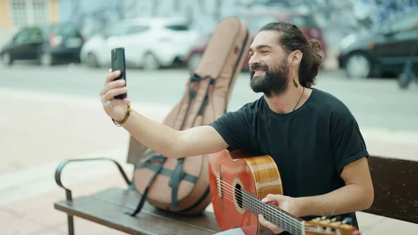 Νεαρός Ισπανός Μουσικός Κρατώντας Κλασική Κιθάρα Κάνει Selfie Από Smartphone — Φωτογραφία Αρχείου