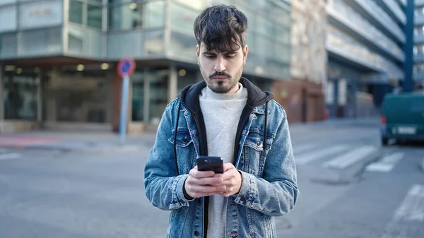 Sokakta Akıllı Telefon Kullanan Genç Bir Spanyol — Stok fotoğraf