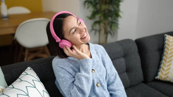 Joven Mujer Hispana Hermosa Escuchando Música Sentada Sofá Casa — Foto de Stock