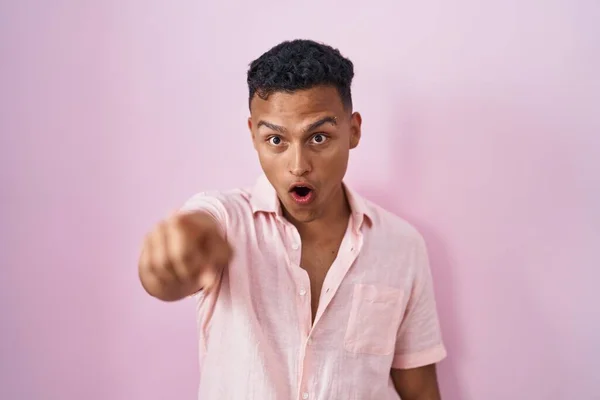 Young Hispanic Man Standing Pink Background Pointing Finger Surprised Ahead — Stok fotoğraf