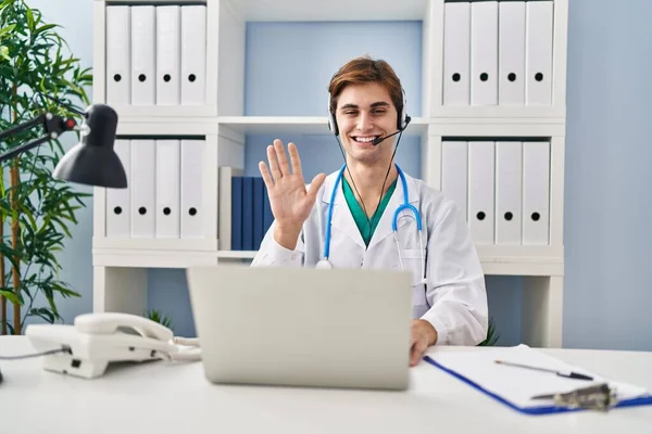 Jovem Médico Homem Trabalhando Consulta Line Olhando Positivo Feliz Sorrindo — Fotografia de Stock