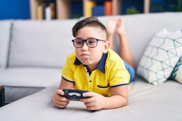 Een Jonge Latino Die Videospelletjes Speelt Met Een Controller Wangen — Stockfoto