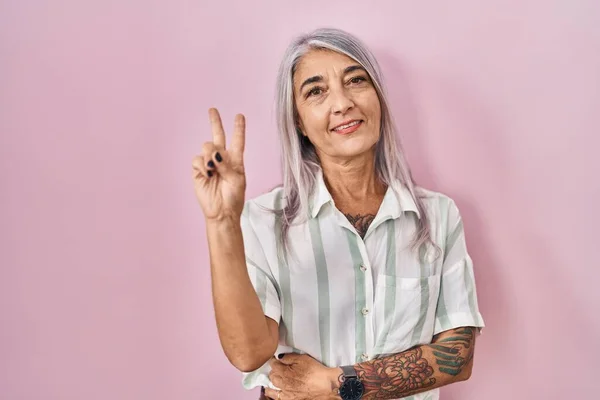 Mujer Mediana Edad Con Pelo Gris Pie Sobre Fondo Rosa — Foto de Stock