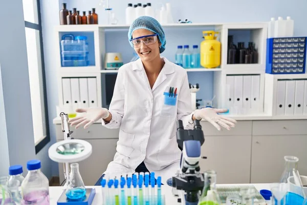 Brunette Γυναίκα Που Εργάζονται Εργαστήριο Επιστήμονας Χαμογελώντας Χαρούμενα Ανοιχτές Αγκάλες — Φωτογραφία Αρχείου