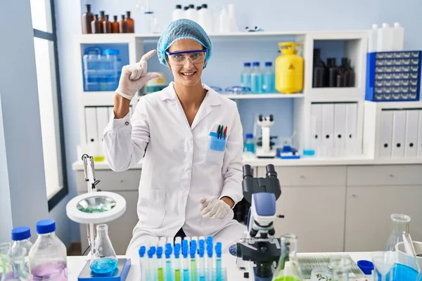 Brunette Woman Working Scientist Laboratory Smiling Confident Gesturing Hand Doing — Stock Photo, Image