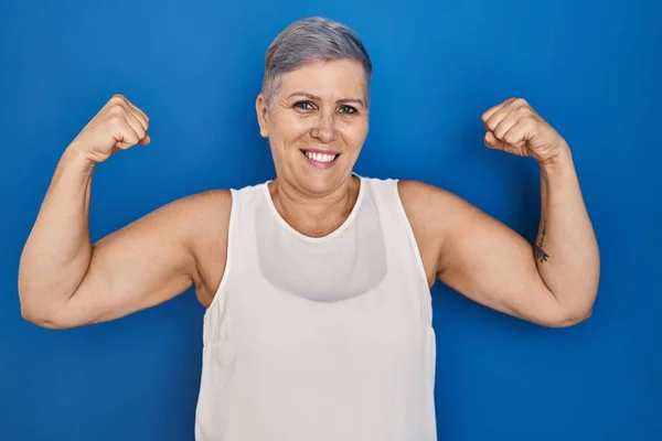 Middle Age Caucasian Woman Standing Blue Background Showing Arms Muscles — Stock Photo, Image
