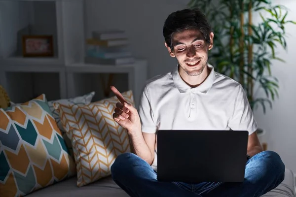 Jovem Hispânico Usando Laptop Casa Noite Com Grande Sorriso Rosto — Fotografia de Stock