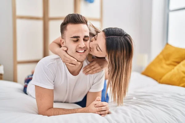 Άνδρες Και Γυναίκες Ξαπλωμένοι Στο Κρεβάτι Αγκαλιασμένοι Και Φιλιούνται Στην — Φωτογραφία Αρχείου