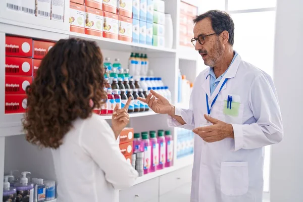 Man Woman Pharmacist Customer Speaking Pharmacy — Stock Photo, Image