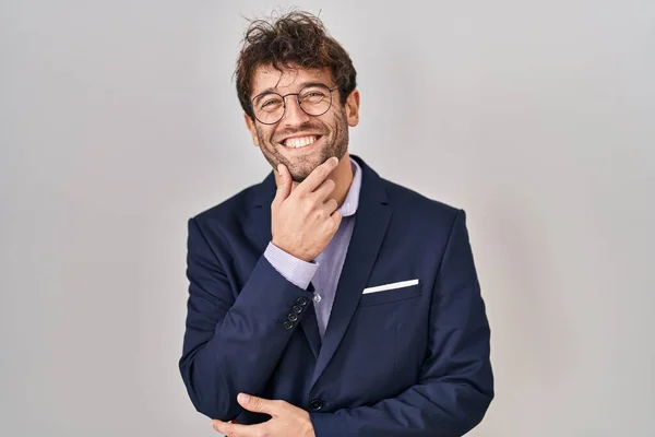 Hombre Negocios Hispano Con Gafas Mirando Confiado Cámara Sonriendo Con — Foto de Stock