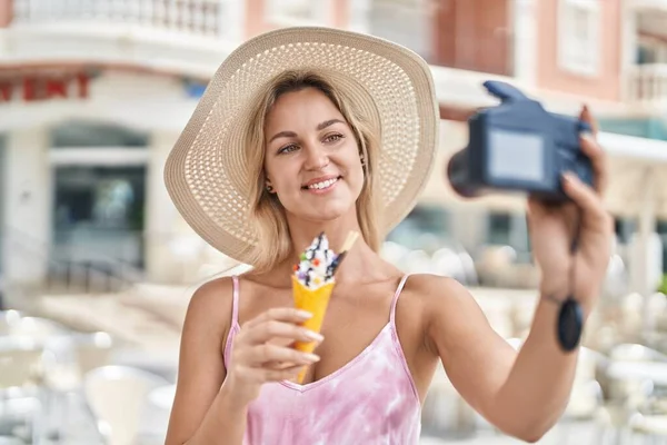 Ung Blond Kvinna Turist Gör Selfie Med Kamera Äta Glass — Stockfoto