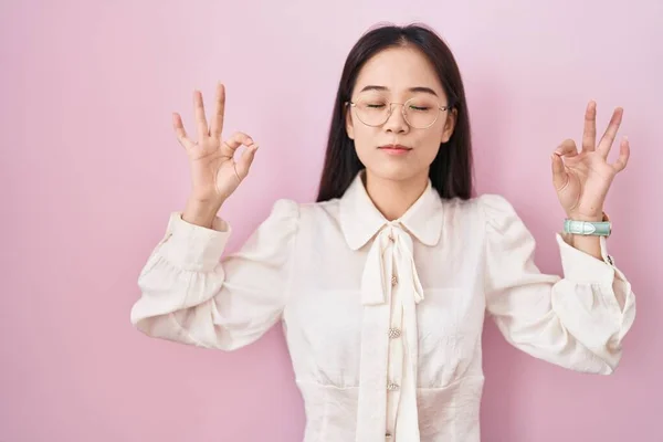 Молодая Китаянка Стоящая Розовом Фоне Расслабляется Улыбается Закрытыми Глазами Делая — стоковое фото