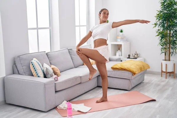 Joven Hermosa Mujer Hispana Haciendo Ejercicio Yoga Pie Casa — Foto de Stock
