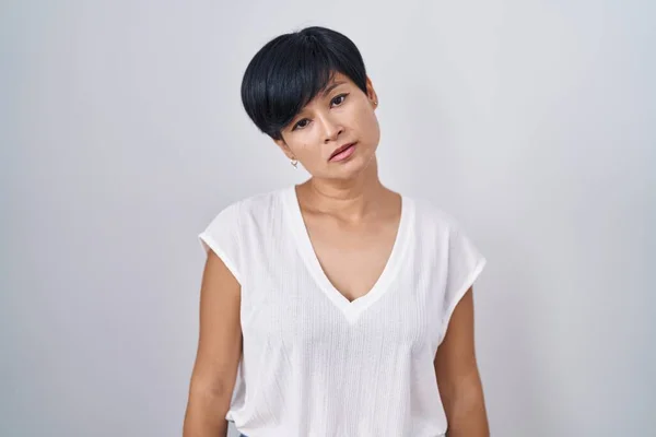 Jovem Mulher Asiática Com Cabelo Curto Sobre Fundo Isolado Olhando — Fotografia de Stock